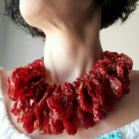 Pomodori secchi formano una collana